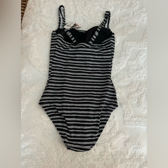 NWT LL BEAN SUN-BLOCKING 1 PIECE W/ADJUSTABLE STRAPS, B/W STRIPES SIZE 10 - Picture 3 of 7